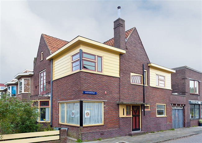 Hoekhuis Ooievaarstraat 1, Frieseweg.
              <br/>
              Henk Krabbendam, 2015